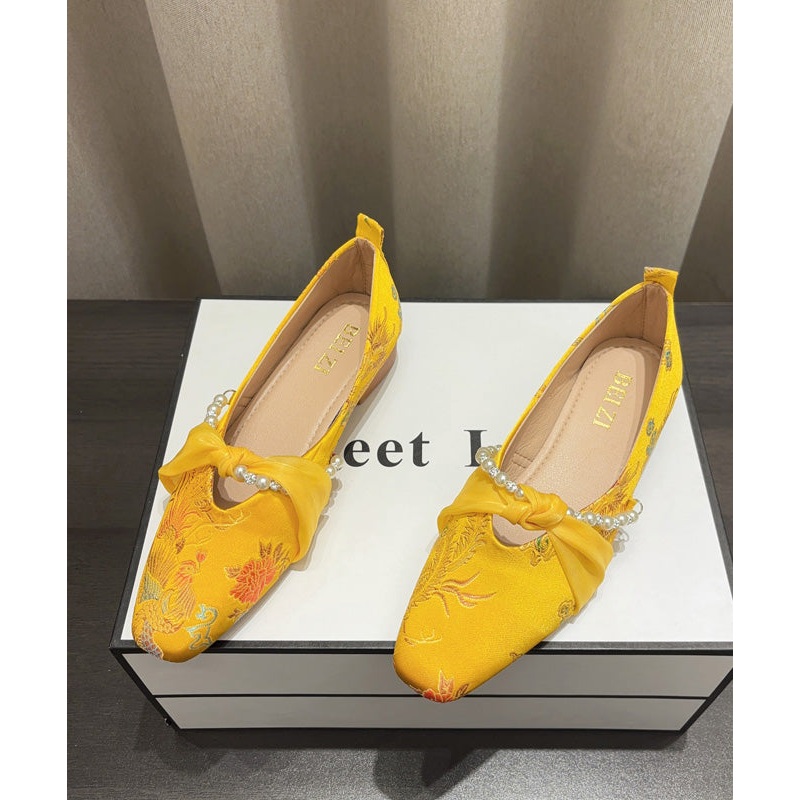 Boutique Retro Splicing Flat Shoes Yellow Satin Embroidered