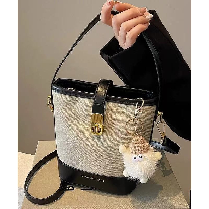 2025 New Fashion Versatile White Black Faux Leather Bucket Bag